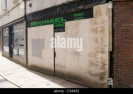 mit Brettern vernagelt Shop Shops Einzelhandel Einheit Einheiten aus dem Geschäft schließen geschlossen Schließung Rollladen Fensterläden Schalung uk High street Stockfoto