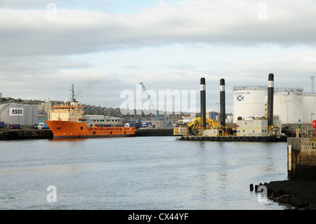 Die nordischen Riesen Baggerarbeiten Schiff und den langen Sand Hopper Kahn bei der Arbeit in Aberdeen Harbour 2012 Stockfoto