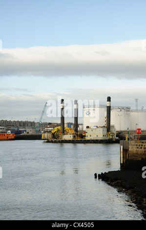 Die nordischen Riesen Baggerarbeiten Schiff und den langen Sand Hopper Kahn bei der Arbeit in Aberdeen Harbour 2012 Stockfoto