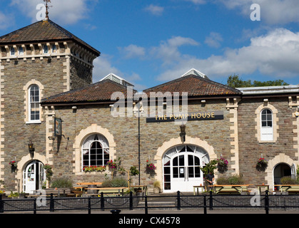 Ein Spaziergang entlang der Hafenpromenade am Bristol Bristol Hafen Essen Stockfoto