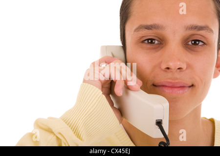 Eine junge Smilling Mann am Telefon Stockfoto