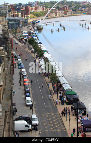 Sonntag Straßenmarkt am Ufer des Flusses Tyne in Newcastle Stockfoto