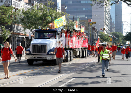 Menschen in den Straßen von Toronto während der jährlichen Labor Day Parade marschieren Stockfoto