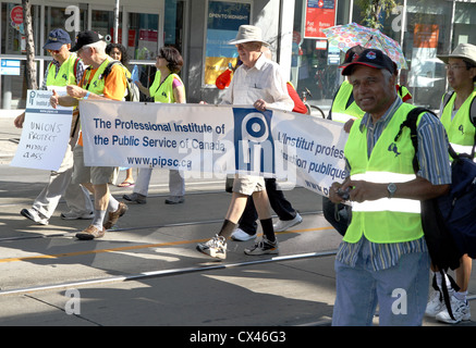 Menschen in den Straßen von Toronto während der jährlichen Labor Day Parade marschieren Stockfoto