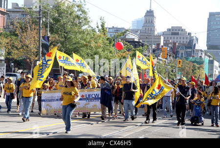 Menschen in den Straßen von Toronto während der jährlichen Labor Day Parade marschieren Stockfoto