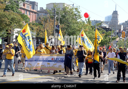 Menschen in den Straßen von Toronto während der jährlichen Labor Day Parade marschieren Stockfoto