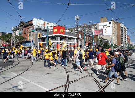 Menschen in den Straßen von Toronto während der jährlichen Labor Day Parade marschieren Stockfoto