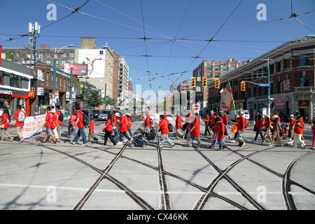 Menschen in den Straßen von Toronto während der jährlichen Labor Day Parade marschieren Stockfoto