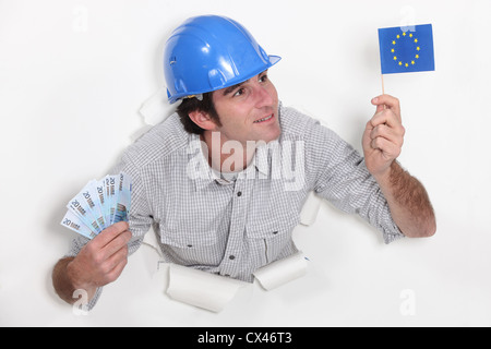 Mann, der Europaflagge und Banknoten Stockfoto