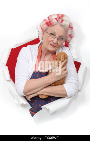 Ältere Frau Holding teddy Stockfoto