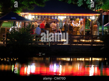 Auf dem rechten Ufer des Allier-Sees, der Terrasse des 'Tahiti Beach' bar (Vichy - Frankreich). Le bar 'Tahiti Plage' À Vichy. Stockfoto