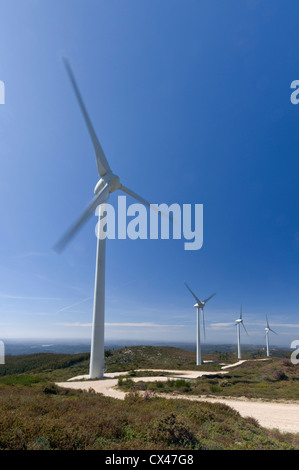 Portugal, Algarve, Windkraftanlagen auf Monchique-Gebirge Stockfoto