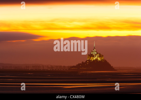 Mont Saint Michel in der Abenddämmerung, Normandie, Frankreich es ist Teil der UNESCO-Liste des Weltkulturerbes. Stockfoto