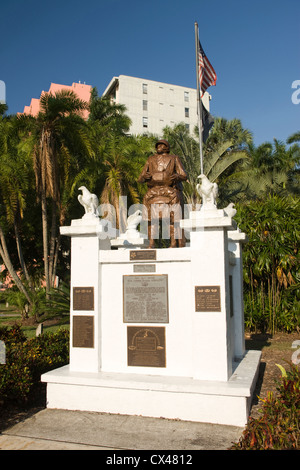 KRIEGERDENKMAL NACH RODOLPHO HERNANDEZ MEDAL OF HONOR GEWINNER INNENSTADT VON FORT MYERS FLORIDA USA Stockfoto