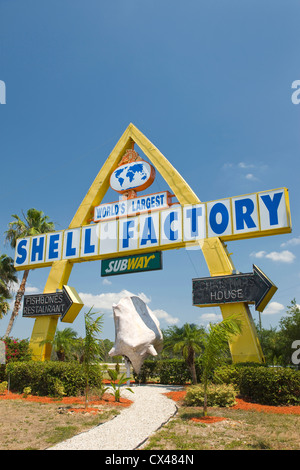 WELTWEIT GRÖßTE SHELL FACTORY ZEICHEN NORTH FORT MYERS GOLFKÜSTE FLORIDA USA Stockfoto