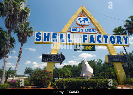 WELTWEIT GRÖßTE SHELL FACTORY ZEICHEN NORTH FORT MYERS GOLFKÜSTE FLORIDA USA Stockfoto