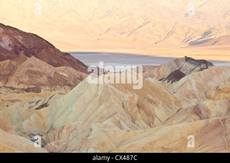 Ein Blick auf Zabriskie Point im Morgengrauen. Es ist im Osten von Death Valley National Park in Kalifornien, USA Stockfoto