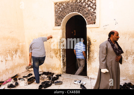 Deir al-Muharraq, Klosters verbrannt. Menschen am Eingang der Kirche Ägyptens al-Azraq (Kirche der Gesalbte). Stockfoto