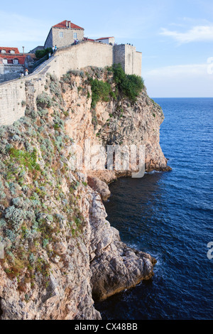 High steep cliffs at the Adriatic Sea with fortification of the Old City of Dubrovnik atop in Croatia, Dalmatia region. Stockfoto