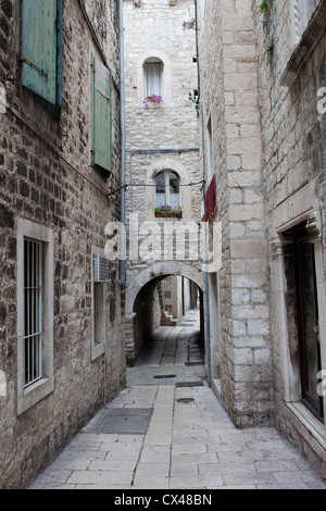 Wohngebäuden auf einer schmalen Straße in der Altstadt von Split in Kroatien, Kvarner Region. Stockfoto