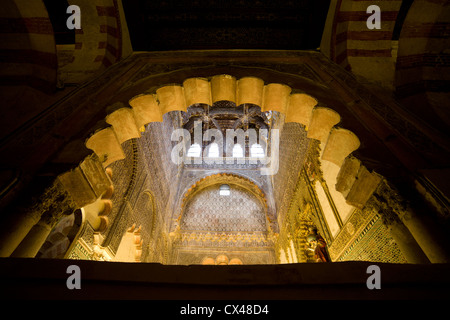 Kammer im Inneren der Kathedrale Mezquita (Moschee) in Cordoba, Andalusien, Spanien, Blick durch die Mudejar Stil arch. Stockfoto