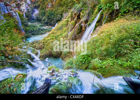 Ansicht von der Oberseite der Wasserfall in das malerische Tal im Nationalpark Plitvicer Seen in Kroatien. Stockfoto
