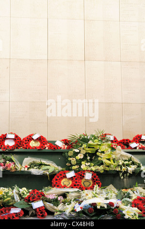 Kränze der Erinnerung links vor der Liste der Namen auf der Gedenkstätte Menin Gate Stockfoto