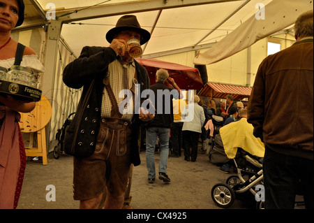 (Neustift Im Stubaital Almabtrieb) Fest, bringen die Kühe nach unten vom hohen alpinen Weiden in den österreichischen Alpen Stockfoto