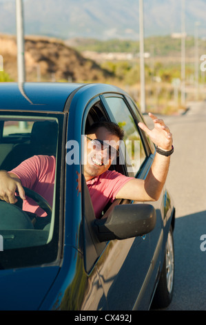 Fahrer aus dem Fenster seines Autos wild gestikulierend Stockfoto