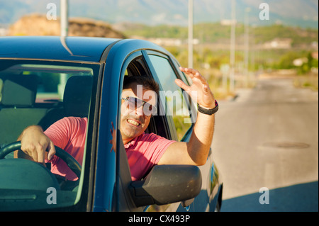 Mann aus dem Fenster seines Wagens gestikulieren Stockfoto