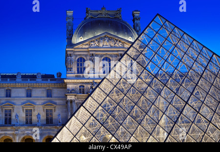 Glas Pyramide-Eingang in der Nähe von Louvre Museum in Paris, Frankreich. Stockfoto