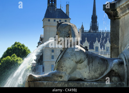 Sphinx auf Basis der Fontaine du Palmier (1806-1808). Monumentaler Brunnen befindet sich in der Place du Châtelet, Paris, Frankreich. Stockfoto