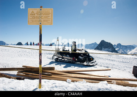 Warnschild an der Seite von einer Skipiste Stockfoto