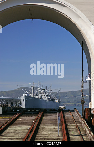 Die SS Jeremiah O'Brien, ein WW2-Liberty-Frachter, eingerahmt durch den Bogen des restaurierten Fähre Railhead. San Francisco, Kalifornien. Stockfoto