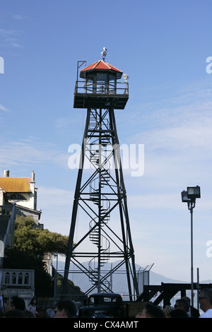 Eine Möwe sitzt auf einem restaurierten Wachturm auf Alcatraz Island. San Francisco Bay, Kalifornien, USA. Stockfoto