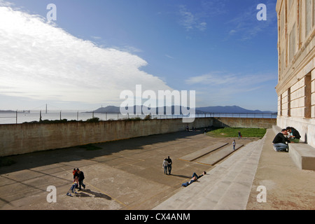 Die Übung Hof im Gefängnis Alcatraz, mit der Golden Gate Bridge in weiter Ferne. San Francisco Bay, Kalifornien. Stockfoto