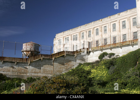 Der Alcatraz wichtigsten Zellenblock, Hof Wasserturm und Übung Wand. San Francisco Bay, Kalifornien, USA. Stockfoto