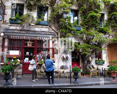 Touristen im Restaurant, rue Chanoinesse, Ile De La Cite, Paris, Frankreich Stockfoto