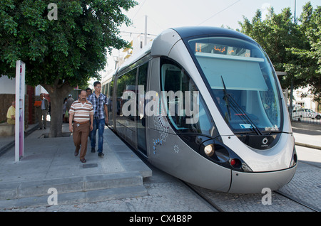 Straßenbahn auf den Straßen der marokkanischen Hauptstadt Rabat. Straßenbahn in Bewegung mit etwas Bewegung verwischen Stockfoto