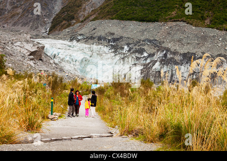 Gruppe von Touristen verlassen des Terminals von Fox Glacier, West Coast, New Zealand. Stockfoto