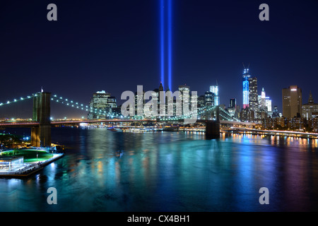 New York City Skyline mit Tribut von Licht Gedenkstätte für den 11. September Stockfoto