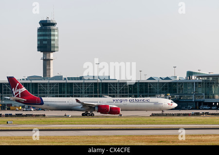 Ein Düsenflugzeug Virgin Atlantic Airways Airbus A340 (A340-600) fährt vom internationalen Flughafen Vancouver (Kanada). Stockfoto