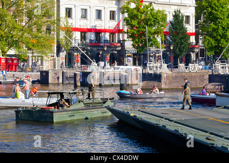 Amsterdam: Militärische Ponton an der Amstel; Amsterdam, Niederlande, Europa Stockfoto