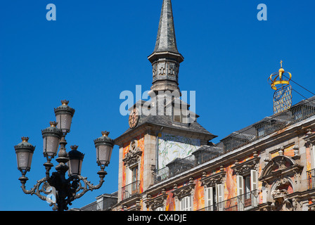 Historische Gebäude mit Spitze Fronten der Stadt Madrid Stockfoto