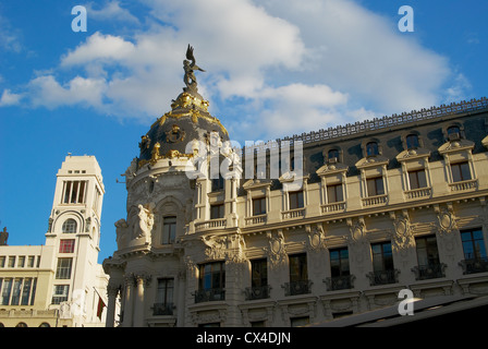 Historische Gebäude mit Spitze Fronten der Stadt Madrid Stockfoto