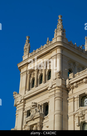 Historische Gebäude mit Spitze Fronten der Stadt Madrid Stockfoto