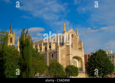 Historische Gebäude mit Spitze Fronten der Stadt Madrid Stockfoto