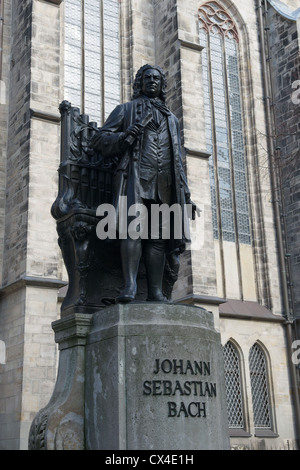 Johann Sebastian Bach Bronze Statue stehend außerhalb St. Thomas Church in Leipzig, Deutschland Stockfoto