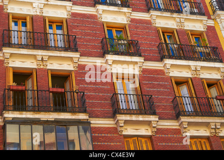 Historische Gebäude mit Spitze Fronten der Stadt Madrid Stockfoto