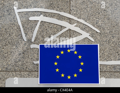 Fahne der Europäischen Union und Symbol an der Wand von den Gebäuden des Europäischen Parlaments in Brüssel, Belgien Stockfoto